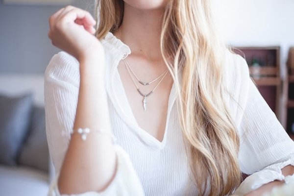Comment choisir ses bijoux fantaisie en fonction de sa morphologie, de sa tenue et de son teint ?