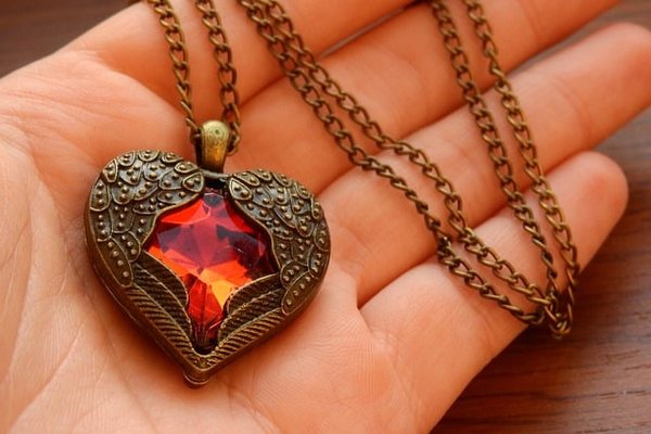Comment éviter les allergies et les irritations causées par certains bijoux ?